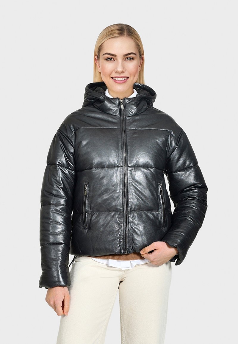 Schwarze Daunenjacke mit glänzendem Finish, Kapuze, Frontreißverschluss und zwei vorderen Reißverschlusstaschen. Sie verfügt über ein gestepptes Muster und strapazierfähige Bündchen.