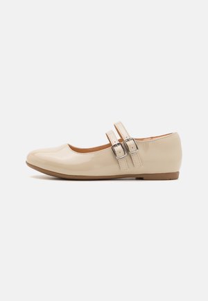 Ballerine in pelle verniciata beige con punta arrotondata, due cinturini regolabili con fibbie argento e suola bassa e piatta in gomma.