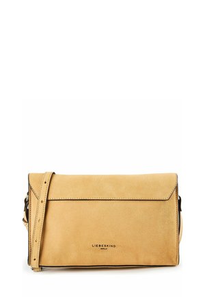 Borsa a tracolla in camoscio color cammello con tracolla regolabile e chiusura a patta, con piccolo logo nero "Liebeskind Berlin" sul davanti.