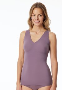 Débardeur violet avec un design en V et des bretelles larges, fabriqué à partir d'un tissu lisse et extensible. Présente une silhouette ajustée et des fentes latérales.
