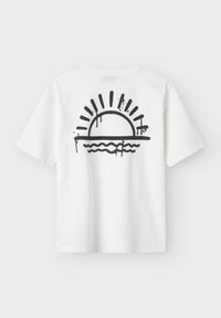 Camiseta de algodón blanca de manga corta con un estampado gráfico en negro de un sol saliendo sobre las olas en la parte posterior.