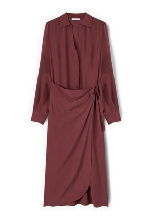 Abito midi bordeaux a maniche lunghe con colletto, scollatura a V, maniche con polsino e dettaglio di legatura laterale che crea un pannello stile avvolgente.