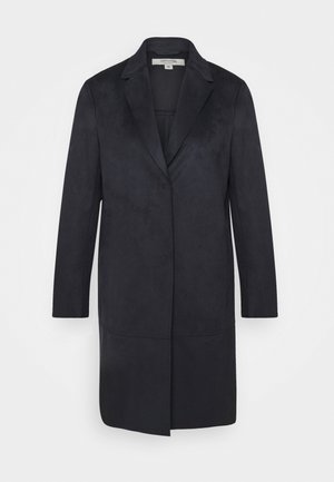Long manteau noir à simple boutonnage avec col à revers et fermeture frontale cachée, présenté sur fond blanc uni.