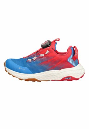 Rode en blauwe trailrunningschoen met dikke witte zool, sluitsysteem met draaiknop, Gore-Tex label en rode hieltreklip met VADO-logo.