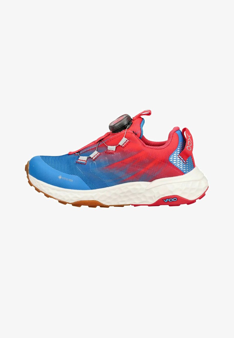 Chaussure de trail rouge et bleue avec semelle épaisse blanche, système de laçage à cadran, étiquette Gore-Tex et languette de talon rouge avec logo VADO.