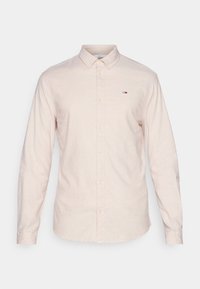 Lichtbeige slim-fit overhemd met lange mouwen en een klein rood, wit en blauw logo op de linkerkant van de borst.