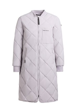 Palton lung de culoare gri deschis, matlasat, cu fermoar frontal, manșete tricotate, buzunar la piept și buzunare laterale, conceput pentru vreme rece.