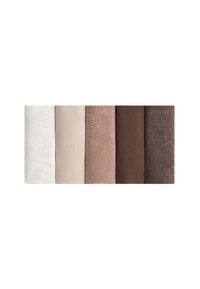 Cinq paires de chaussettes pliées en rangée horizontale, couleurs de gauche à droite : blanc, beige clair, beige, marron et marron foncé.