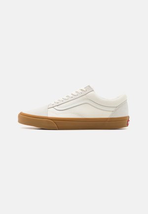 Lavtop cremet sneaker med hvidt læderoverdel, gummisål, hvide snørebånd og sideløs stripe-detalje, vist fra ydersiden.