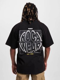 Juoda didelio dydžio marškinėliai su dideliu, ryškiu baltu „ROCA WEAR“ grafiniu piešiniu ant nugaros, su „EST. 1999“ geltonai. Lygus medvilninio audinio paviršius.
