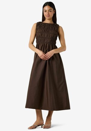 Noisy May GESMOKTES KLEID NMFJOLA MIDI - Hverdagskjole - chocolate brown