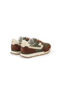 Baskets de sport présentant un mélange de daim marron et de tissu vert, des accents beiges et une semelle intermédiaire blanche avec une semelle extérieure en caoutchouc texturé.