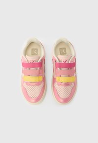 Rosa og kremfargede sneakers med borrelåsstropper; perforerte detaljer på tåen, gul aksentstropp og gummisåle.