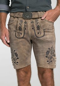 Pantalones cortos de cuero marrón con intrincados bordados florales en navy, bolsillos laterales y un detalle de botón decorativo en el dobladillo.