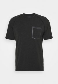 Svart kortärmad t-shirt med rundad halsringning, raglanärmar och en ficka på vänster bröst, tillverkad av ett strukturerat tyg.