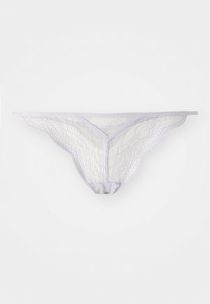 Lace string in licht lavendel met gegolfde randen, een V-vormige voorkant en een zachte elastische tailleband met een transparante textuur.