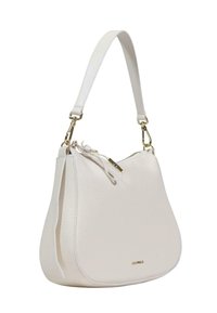 Hvid skuldertaske i læder med tekstureret overflade, buet form, guldfarvet beslag og lynlås, med en dekorativ kvastdetalje.