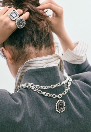 Stradivarius, SET OF 2 EMBELLISHED CHAIN NECKLACES - Collier - metallic grey