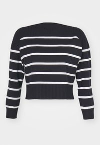 Pullover a righe bianco e nero con scollatura e polsini a coste, design cropped e maniche lunghe. Il materiale sembra essere lavorato a maglia e testurizzato.