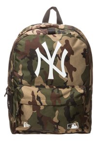 Mochila de camuflaje con un destacado logo blanco de los New York Yankees, que incluye un bolsillo con cremallera, material de tela y asa reforzada.