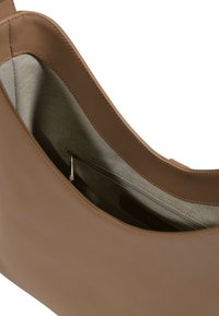 Borsa a spalla in pelle marrone con una finitura opaca morbida, dotata di un interno foderato in tessuto e una tasca con zip per riporre in modo sicuro.