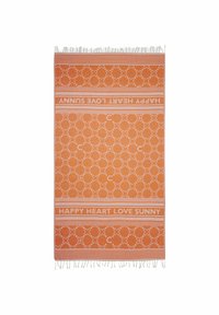 Gelaagde oranje deken met een herhalend geometrisch patroon en afwisselende strepen, waarin de zin "HAPPY HEART LOVE SUNNY" is geweven.