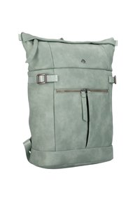 Grüner Kunstleder-Rucksack mit einem Roll-Top-Design, silberner Reißverschlusstasche, verstellbaren Trägern und einem dezenten Logo auf der Vorderseite.