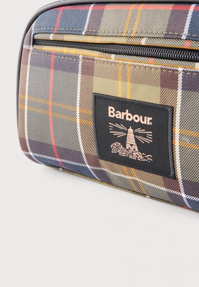 Малка чанта Barbour с многоцветен тартан и черен цип, с черен патч с лого на фар и име на марката.