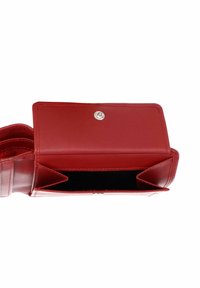 Portefeuille en cuir rouge ouvert montrant un compartiment principal vide et une fermeture par bouton-pression sur fond blanc.