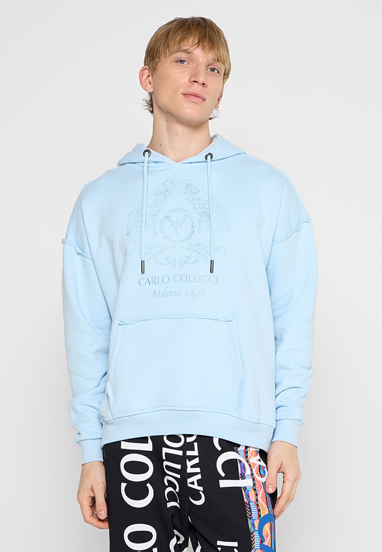 Helles blaues Kapuzensweatshirt mit Fronttasche, ausgestattet mit geprägt Branding. Weicher Stoff und bequeme Passform mit Zugbanddetails.