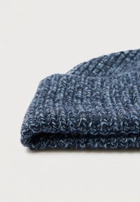 Πλεκτό σκούφο σε διάφορες αποχρώσεις του μπλε. Υφή με χοντρή πλέξη και διπλωμένη άκρη. Κατασκευασμένο από απαλό νήμα, με ορατή ραφή.