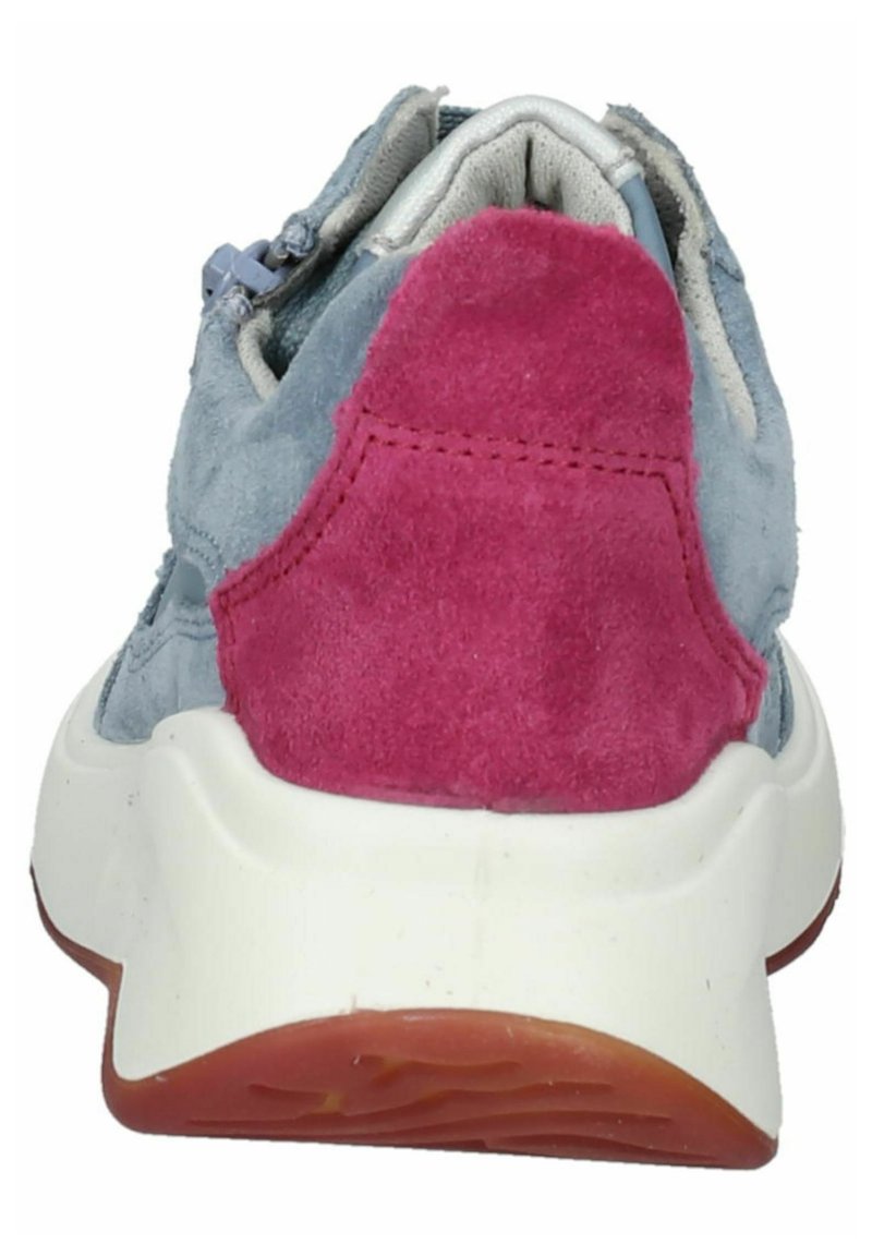 Niedrigschneider Sneakers mit einem Obermaterial aus blauen Wildleder und einem Fersenstabilisator aus pinkem Wildleder. Verfügt über eine weiße Gummisohle mit braunen Akzenten und genähten Details.
