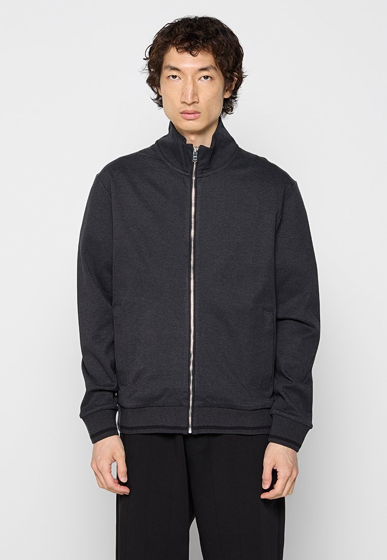 Donkergrijze ritsjack gemaakt van zachte stof, met een staande kraag, zijk bieden en een rechte pasvorm met geribde zoom en manchetten.