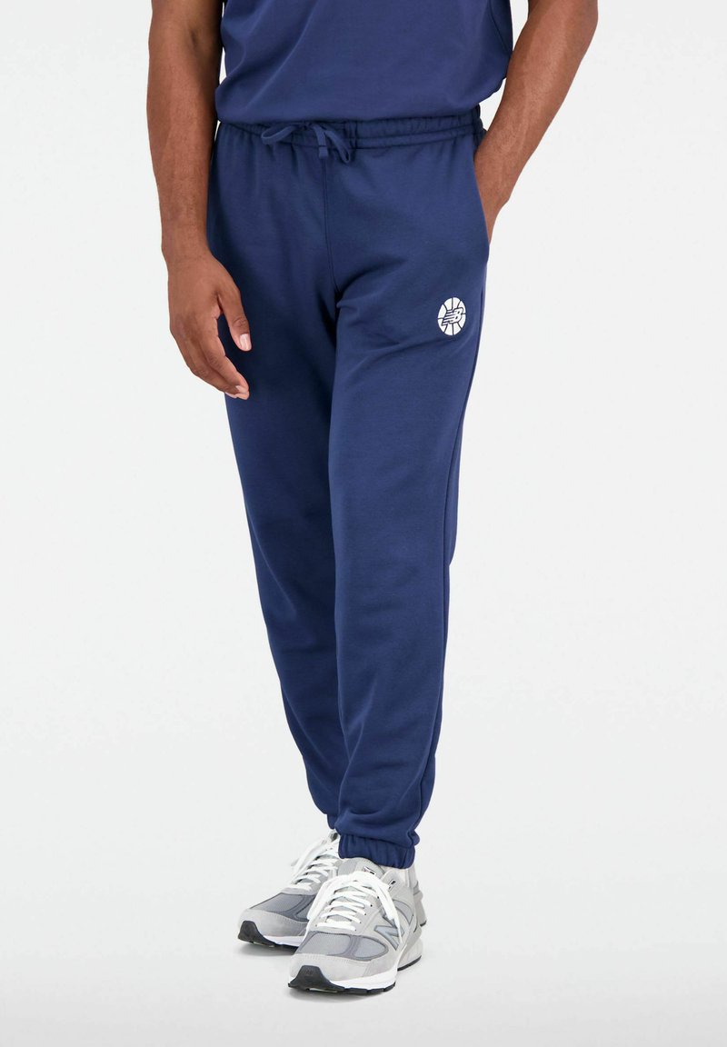 New Balance HOOPS ESSENTIALS FUNDAMENTAL Tracksuit bottoms nb navy/dark blue Zalando.de
