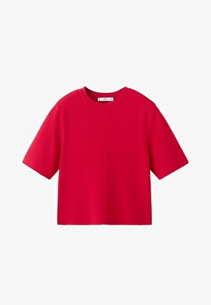 Rotes Strickoberteil mit kurzen Ärmeln, Rundhalsausschnitt und mittiger Naht, auf weißem Hintergrund dargestellt.