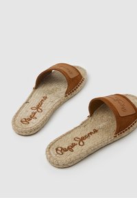 Paire de sandales espadrilles à bride en cuir marron avec semelles en jute tissé et logo Pepe Jeans sur la semelle intérieure et la bride.