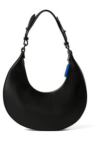 Bolso de hombro de cuero negro con forma curvada, textura suave y un acento azul de contraste. Presenta una correa ajustable y cierre mediante cremallera.