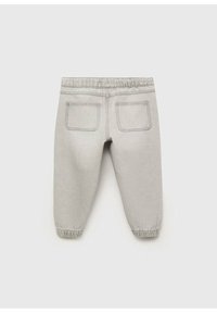 Vaaleanharmaat taaperopöksyt, joissa on joustava vyötärö ja lahkeensuut, varustettuna kahdella takataskulla yksinkertaisella taustalla.