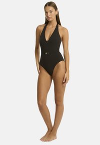 Czarny jednoczęściowy strój kąpielowy z głębokim dekoltem w kształcie V, z ramiączkami na szyi i złotym akcentem w talii. Wykonany z gładkiego, elastycznego materiału.