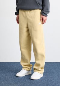 Nike Sportswear CLUB PANT - Tepláky - team gold