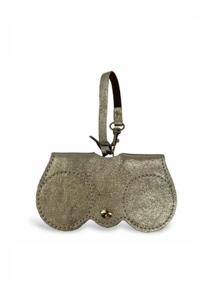 Pochette en cuir métallique doré avec une forme arrondie distinctive, présentant une surface texturée et un petit bouton pression en laiton. Sangle en cuir marron attachée.