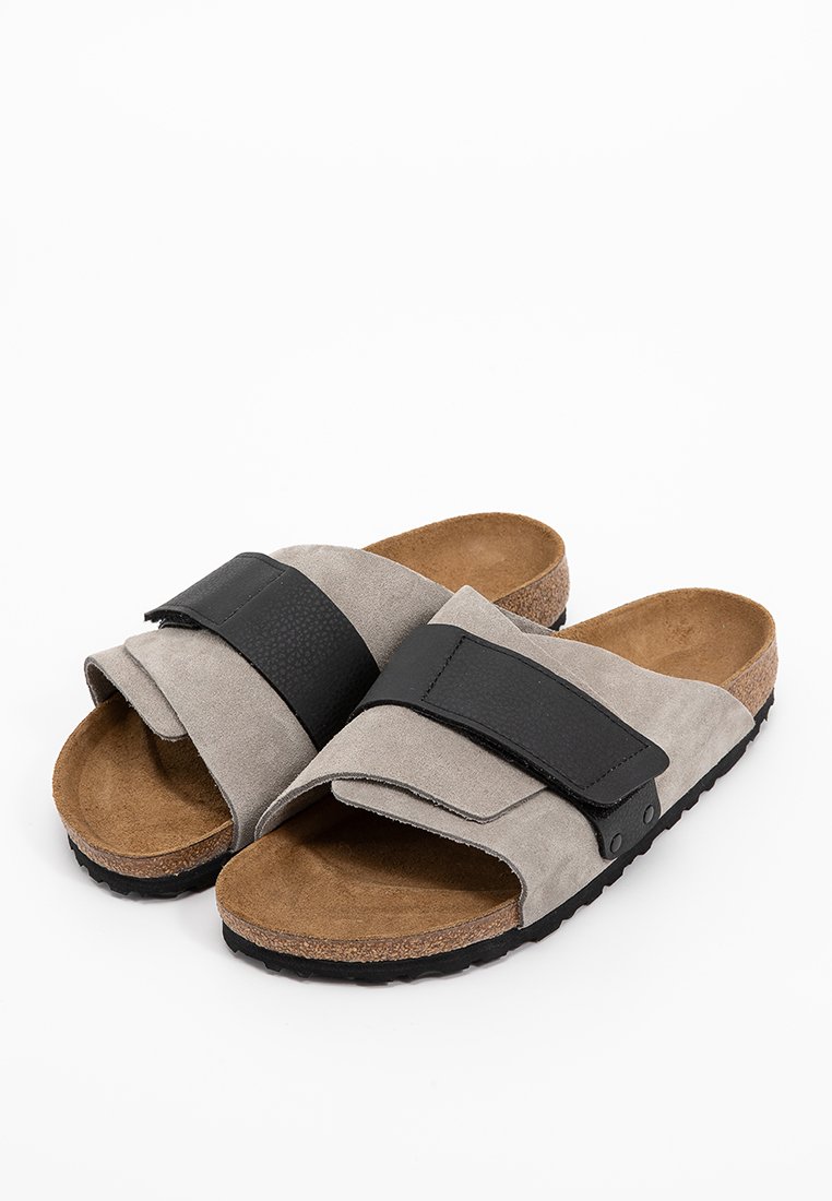 Suède grijze open teen sandalen met een brede zwarte synthetische band. Kurken voetbed biedt comfort; rubberen zool zorgt voor grip.