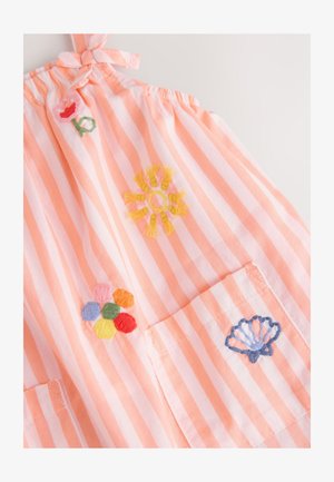 Abito in tessuto a righe rosa con ricami floreali e di conchiglie; presenta due tasche e una chiusura con nodo sulla spalla.