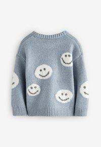 Pulover tricotat de culoare albastru deschis, cu modele de fețe zâmbitoare pufoase albe, guler și mansete cu nervuri, și o croială lejeră.