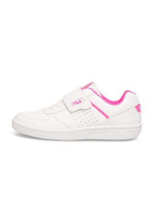 Scarpe da ginnastica bianche con accenti rosa, dotate di una fascia in velcro, chiusura con lacci, lati perforati e suola in gomma texturizzata.