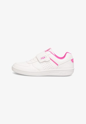 Scarpe da ginnastica bianche con accenti rosa, dotate di una fascia in velcro, chiusura con lacci, lati perforati e suola in gomma texturizzata.