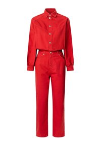 Conjunto de camisa de pana roja y pantalones de tiro alto. La camisa cuenta con un cuello, cierre de botones y un ligero diseño de yugo western.