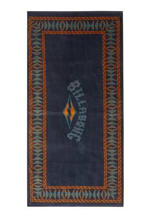 Tapis rectangulaire bleu marine avec une bordure géométrique orange et sarcelle, ainsi qu'une forme centrale en diamant ornée d'un design de texte stylisé.
