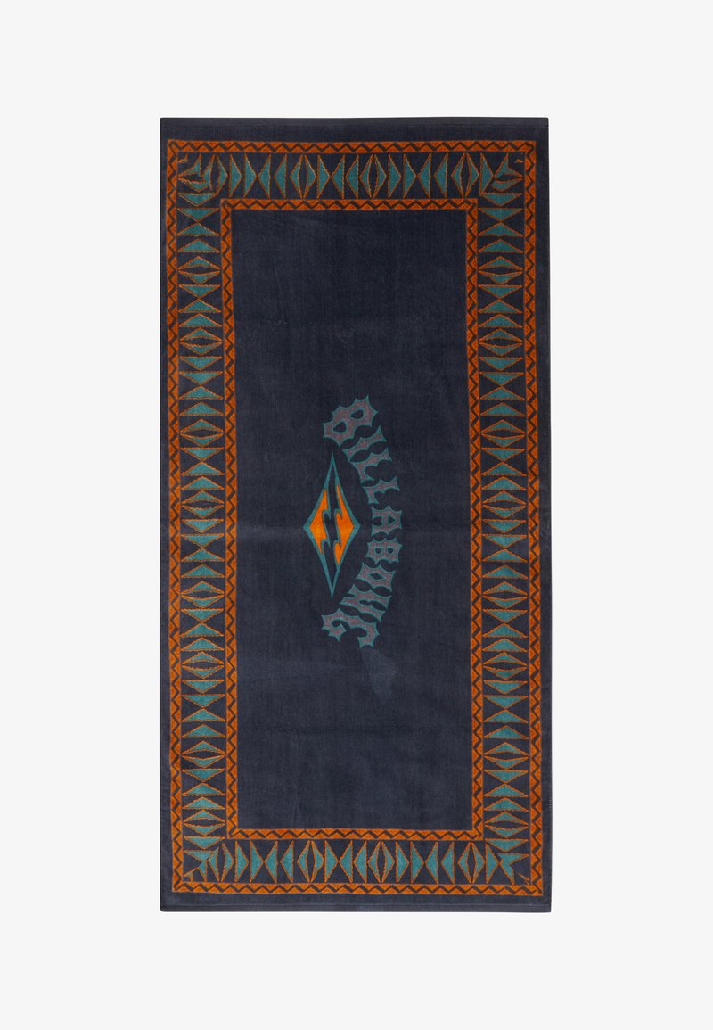 Alfombra rectangular azul marino con borde geométrico en naranja y verde azulado y una forma central de diamante con un diseño de texto estilizado.