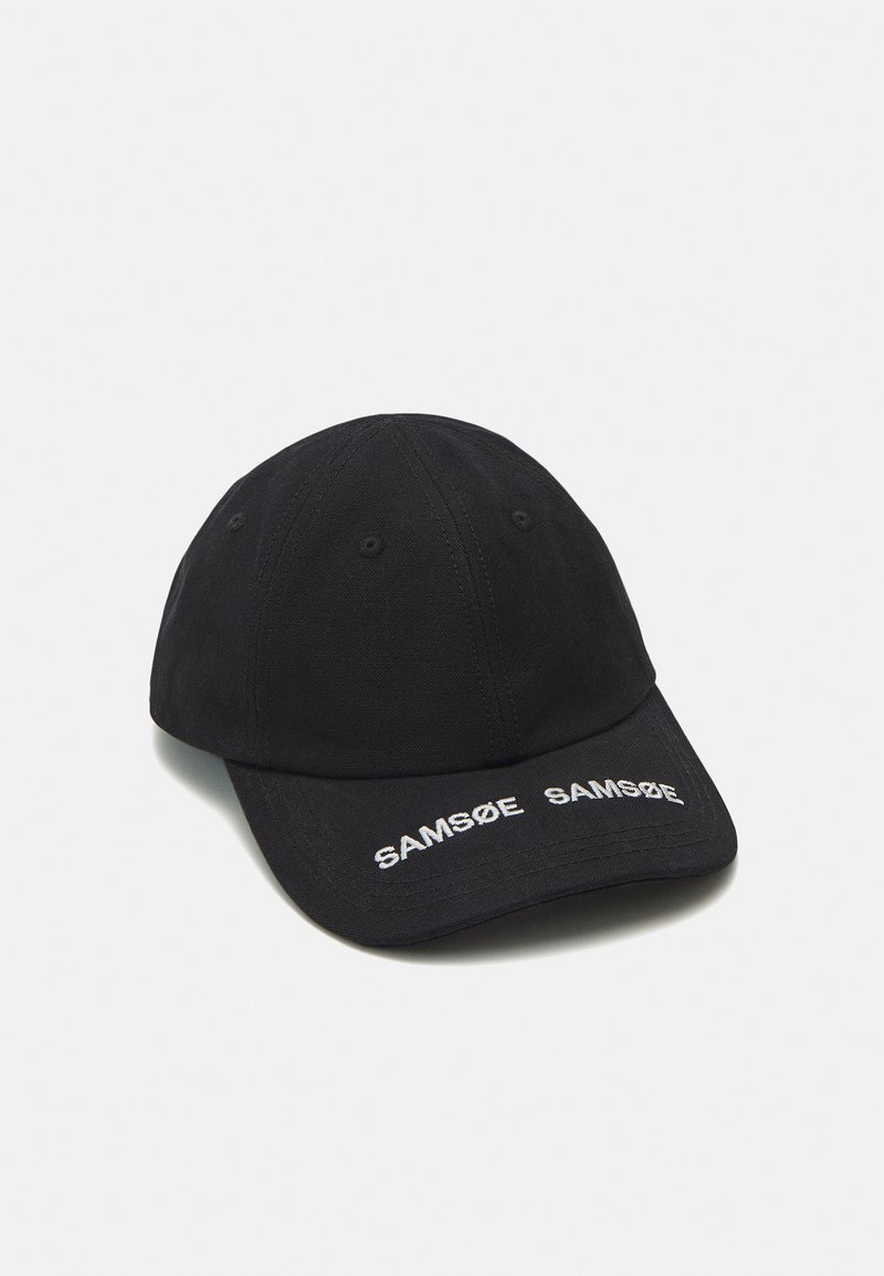 Casquette de baseball noire avec le texte blanc "SAMSØE SAMSØE" brodé sur le devant de la visière incurvée.